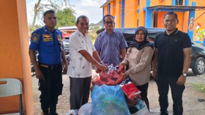Diskominfo Aceh Besar Salurkan Pakaian untuk Warga Terdampak Banjir