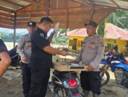 Personel TIK Relokasi Jaringan Starlink di Desa Terdampak Banjir