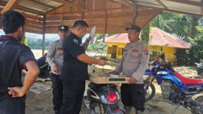 Personel TIK Relokasi Jaringan Starlink di Desa Terdampak Banjir