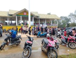 Ratusan Warga Aceh Tamiang Jemput Sembako di Posko Utama Korban Banjir