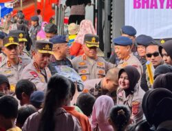 Kapolri Tinjau Pengungsian Aceh Tamiang dan Serahkan Enam Truk Bantuan