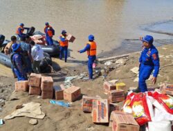 Tim SAR Polairud Lhokseumawe Evakuasi Relawan dan Logistik di Krueng Tingkeum