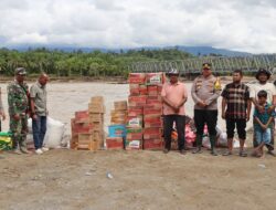 Polres Nagan Raya Antar Bantuan Lewat Sungai untuk Korban Banjir