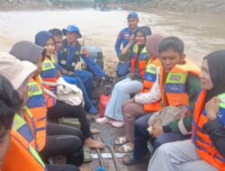 Arus Deras Tak Halangi Polairud Bantu Korban Banjir