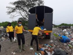 Pascabanjir, Polisi Angkut Sampah Warga hingga 50 Meter