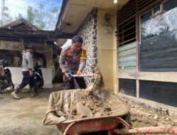 Pascabanjir, Polisi Bersihkan Jalan dan Pertokoan di Keude Geudong