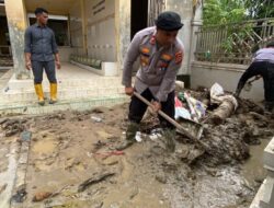 Polres Lhokseumawe Bersihkan Meunasah Blang Peuria Pascabanjir