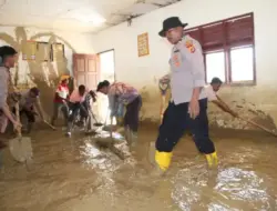 Pascabanjir, Polisi dan Warga Pulihkan SD di Woyla
