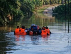 Demi Normalkan Komunikasi, Mas Baron PEP Rantau Field Arungi Banjir