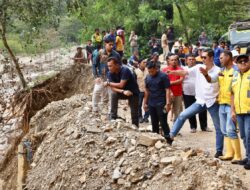 Hujan Picu Longsor, Sekda Aceh Tertahan di Jalur Putri Betung
