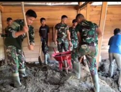 TNI dan Warga Pantan Nangka Bersihkan Rumah Pascabanjir