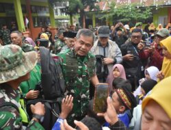 Anak Korban Banjir Bener Meriah Terima Perlengkapan Sekolah dari Kasad