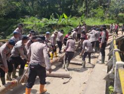 Gotong Royong Aparat dan Warga Sambungkan Wilayah Terisolasi