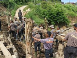 Polres Bener Meriah Dirikan Jembatan Darurat di Timang Gajah