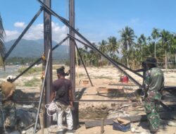 Babinsa dan Warga Bangun Jembatan Darurat Pasca Banjir di Bambel