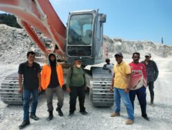 Belum Dibayar, Warga Bersihkan Kebun di Areal Tambang PT SBA