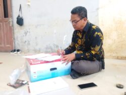 Meja Kardus Jadi Saksi Kerja Kadisdik Aceh Tamiang Pasca Banjir