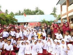 Pasca Banjir, Ratusan Siswa SD di Blang Mangat Terima Bantuan Sekolah