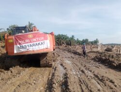 Ekskavator Polri Dibantu Warga Buka Akses Jalan Aceh Utara