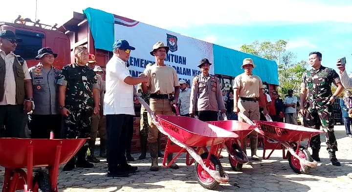 Tito Karnavian Bantu Aceh Tamiang 456 Gerobak Dorong Pascabanjir