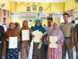 Warga Tangan-Tangan Cut Terima Sertifikat Tanah dari BPN Abdya