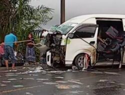 Hiace Tabrak Pembatas Jalan di Julok, Sopir Tewas Terjepit