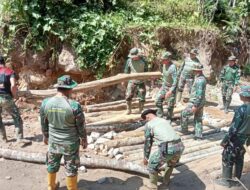 TNI Bersama Warga Bangun Jembatan Darurat di Desa Setie