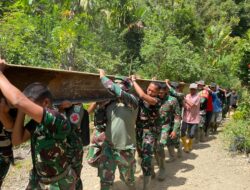 Gotong Royong TNI-Warga Buka Akses Vital Desa Termiara