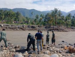 TNI dan Masyarakat Sinergi Amankan Jembatan Gantung