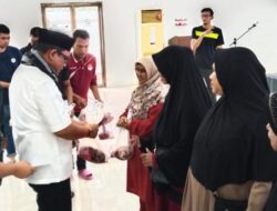 Pererat Silaturahmi, Kejati Aceh Gelar Pembagian Daging Meugang