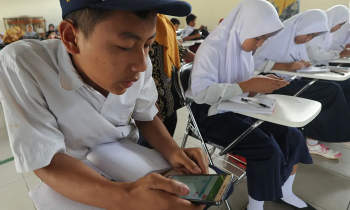 Disdik Aceh Batasi Penggunaan Ponsel di Sekolah