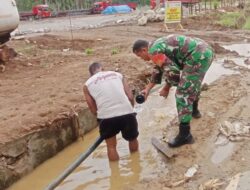 Gotong Royong Perbaiki Saluran Air, TNI Turun Langsung ke Desa