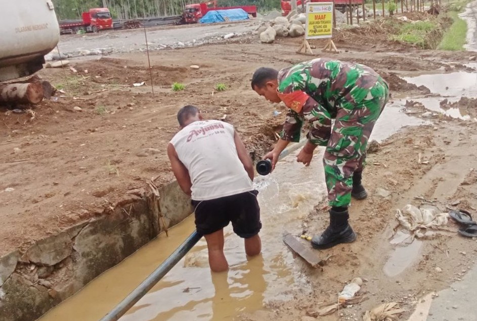 Gotong Royong Perbaiki Saluran Air, TNI Turun Langsung ke Desa