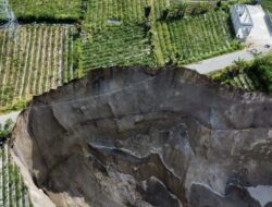 Jalan Alternatif Amblas Akibat Meluasnya Lubang Longsoran di Ketol