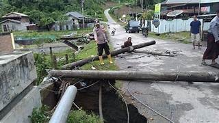 Tiang Listrik Tumbang