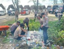 Polres Nagan Raya Bersihkan Pantai Naga Permai