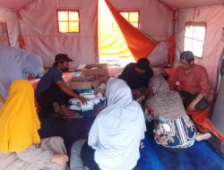 Aksi Sosial Bir Ali dan dr Heri, Obati Korban Banjir di Tenda Darurat