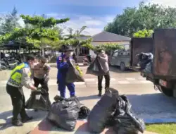 Polres Aceh Barat Bersama Masyarakat Bersihkan Pantai Ujung Kalak