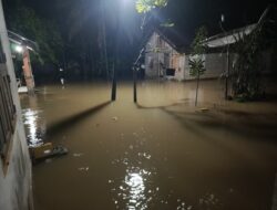 Hujan Deras Picu Banjir di Manggeng, Akses Antar Desa Terputus