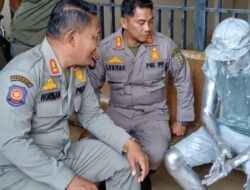 Satpol PP WH Amankan Manusia Silver di Banda Aceh