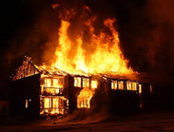 Rumah dan Kendaraan Warga Ludes Terbakar, Satu Orang Tewas