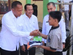 Husaini Dorong Semangat Belajar Siswa Lewat Bantuan Perlengkapan
