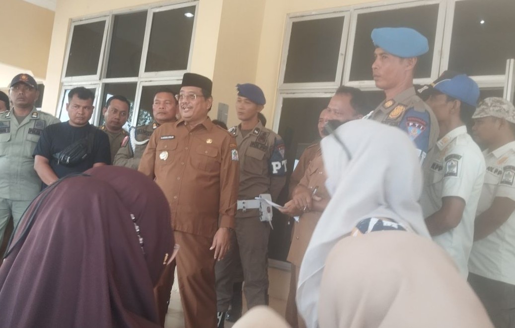 Warga Protes, Bupati Oyon Pastikan Pendataan Ulang Bantuan