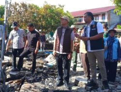 Bupati Aceh Selatan Serahkan Bantuan Korban Kebakaran Kotafajar
