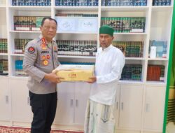 Polda Aceh Berbagi Kurma Ramadan untuk Santri di Banda Aceh