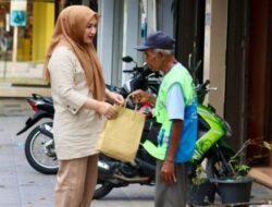 Ketua TP PKK Aceh Bagikan Daging Meugang untuk Warga Kurang Mampu