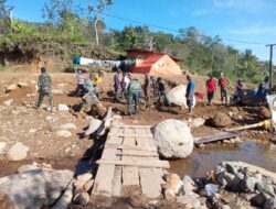 Koramil 05/Permata Bantu Warga Bangun Jalan Darurat di Bener Meriah