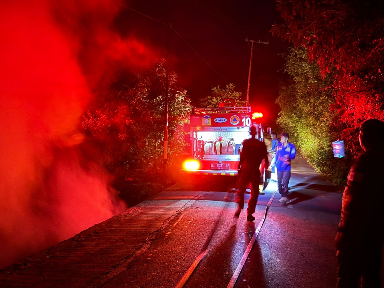 Tumpukan Sampah di Mata Ie Nyaris Menyambar Bangunan TNI