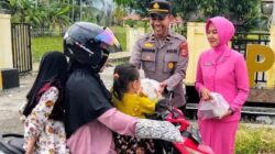 Polsek Manggeng Bagikan Takjil ke Pengendara Patuh Lalu Lintas