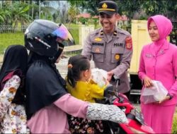 Polsek Manggeng Bagikan Takjil ke Pengendara Patuh Lalu Lintas